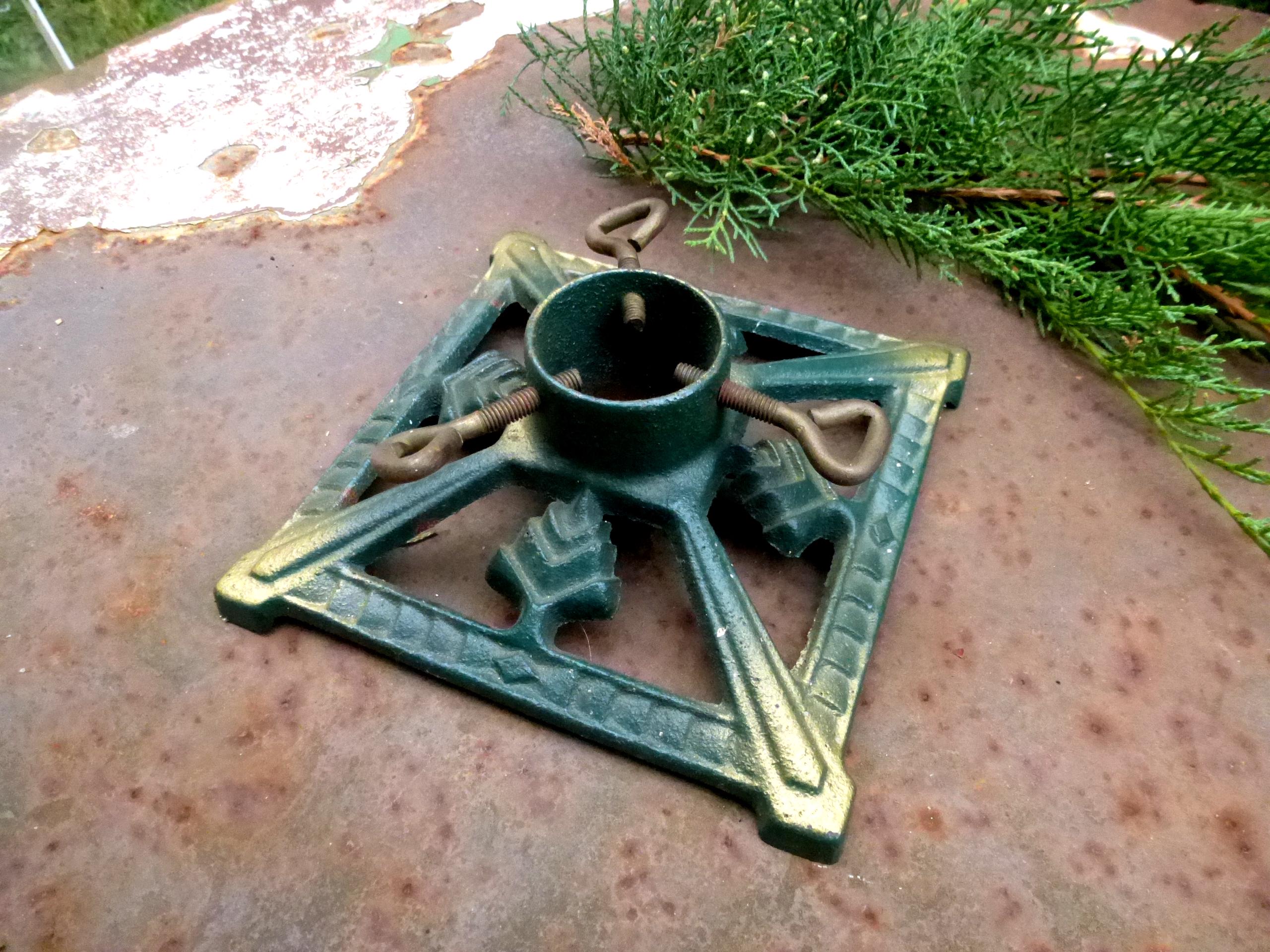 Clever-Deko Nostalgischer Christbaumständer Aus Gusseisen – Rustikal, 30x30 Cm Grundfläche, 22 Cm Hoch, 5 Kg, Stammöffnung 6 Cm, In Grün/Silber/Gold