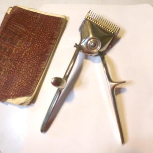 Antigua máquina cortadora de pelo y barba fabricada en Francia, París