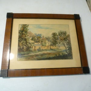 Könnte beinhalten: Ein gerahmtes Aquarellbild, das eine ländliche Szene mit einem weißen Gebäude, Bäumen und einer Brücke darstellt. Das Bild ist vor einem hellblauen Himmel mit weißen Wolken gemalt.