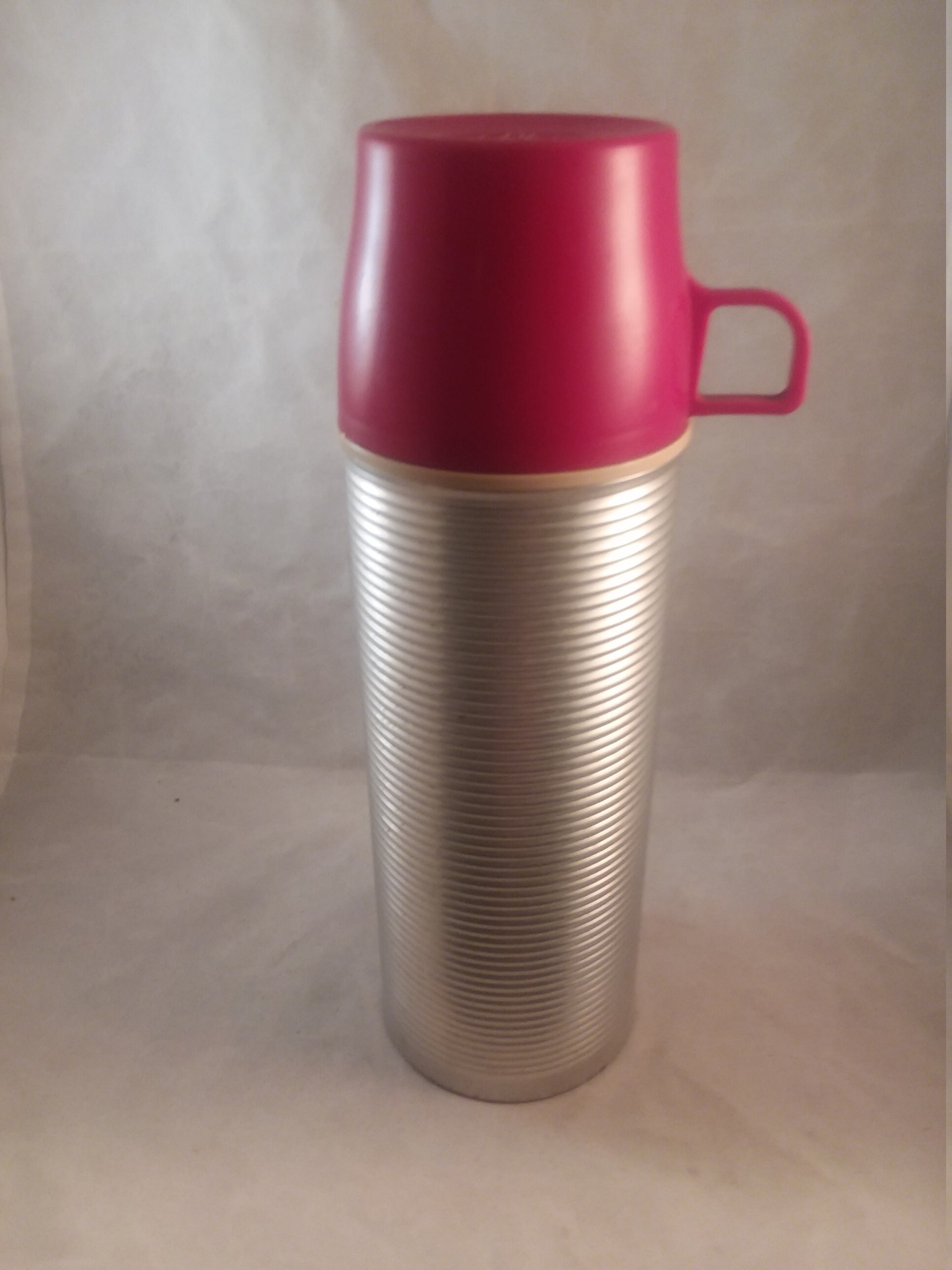 VINTAGE THERMOS BRAND GLASS LINED THERMOS W/RED CAP 2284 RIBBED MADE IN USA