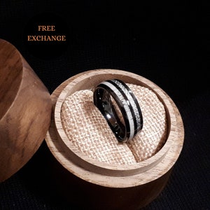 Herrenring Wolfram mit Geweih und Meteorit, 8 mm Comfort Fit, Ehering, Schwarzer Wolframring mit Hirschgeweih und Meteorit