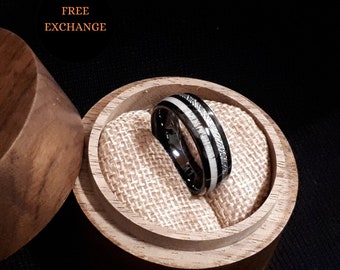 Anello in tungsteno nero con intarsio in corno e meteorite, vestibilità comoda.