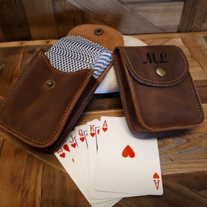 Leren speelkaarthoes, leren kaarthoes, reisetui speelkaarten, pokercadeaus, pokerspelercadeaus, gegraveerde speelkaartenetui