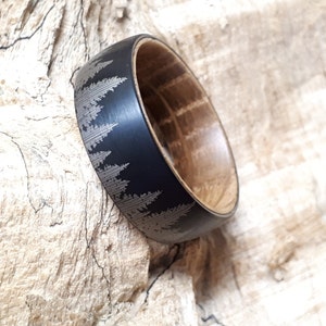 Preto escovado de 8 mm, anel de carboneto de tungstênio, paisagem florestal com laser, manga de madeira de carvalho com barril de uísque, aliança de casamento masculina, anel natural,