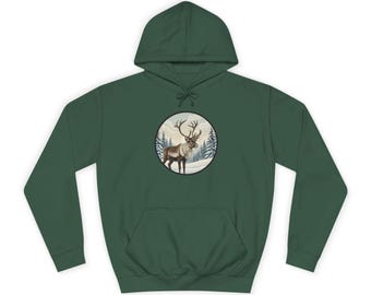Peut inclure: Un sweat à capuche vert forêt avec un motif circulaire d'un renne dans un paysage enneigé avec des arbres. Le sweat à capuche a une capuche et une poche avant.