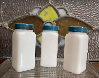 Vintage Griffith's melkglazen kruidenpotjes, art-deco blauw metalen blad, set van 3