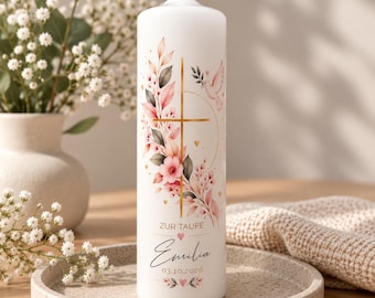 Könnte beinhalten: Eine weiße zylindrische Stumpenkerze mit einem goldenen Kreuz, rosa Blumenillustrationen und einer Taube. Der Text lautet ZUR TAUFE, der Name Emilia und das Datum 03.10.2026. Das Design enthält kleine rosa Herzen und zarte Blattmotive.