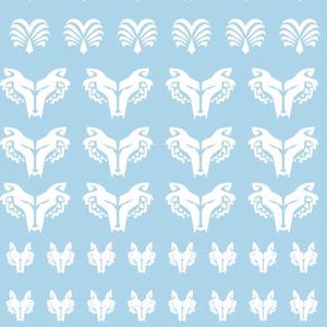 Puede incluir: Un patrón repetido de cabezas de zorro blancas sobre un fondo azul claro.