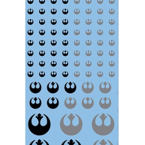 Könnte beinhalten: Eine Bogen mit Abziehbildern, die das Symbol der Rebellenallianz in verschiedenen Größen zeigen. Die Abziehbilder sind schwarz und grau auf einem hellblauen Hintergrund. Die kleinsten Abziehbilder sind 3 mm x 3 mm groß und die größten 5 mm x 5 mm.