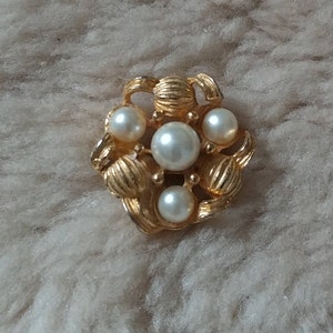 Vintage 80s faux pearls gold tone adjustable ring