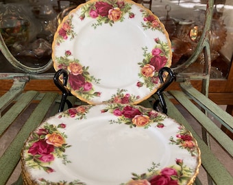 Assiettes à pain et beurre roses Royal Albert Old Country Roses. Jeu de 4,25 pouces de diamètre. Produite en Angleterre en 1962.