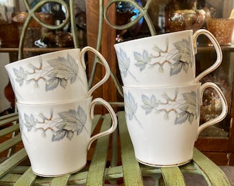 Mugs Royal Albert Silver Maple. Jeu de 4,25 pouces de hauteur. Produite en Angleterre de 1959 à 1984.