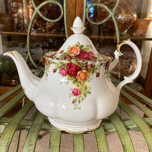 Royal Albert Old Country Roses Large Teapot.  10 inches wide.  Produced in England 1962.