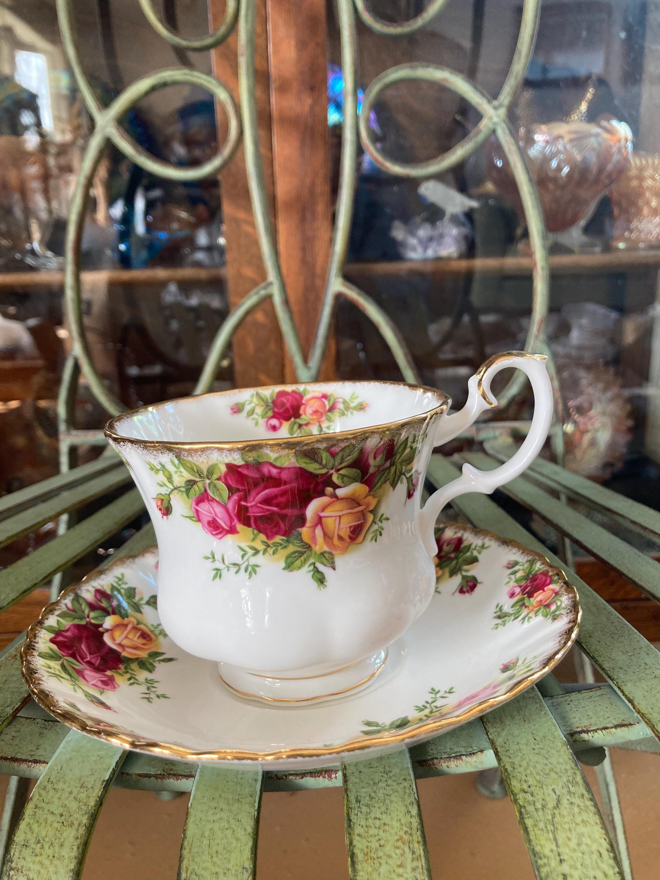 値下げしました　  Old Country Roses Royal Albert Old Country Roses. Oversized Cup and Saucer. Saucer