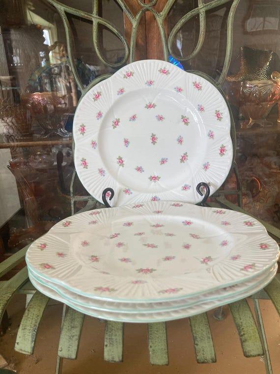 Shelley Rosebud Dainty Shape Dinner Plates. Set of 4. 10.75 Inches