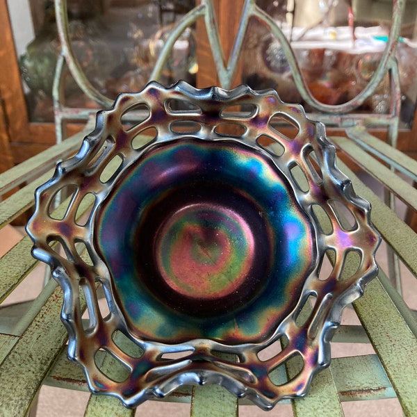 Carnival Glass Open Edge Sombrero con volantes azules. 5.5 pulgadas de ancho. Producido por Fenton en 1912.