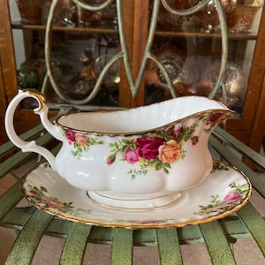 Royal Albert Old Country Roses Gravy Boat and Under Plate. 8.5 inches wide. Produced in England 1962.