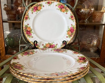 Assiettes à dîner Royal Albert Old Country Roses. Jeu de 4 pièces de 10,25 pouces de diamètre. Produite en Angleterre en 1962.