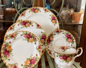 Könnte beinhalten: Ein Set aus vier Teilen feinem Porzellan mit einem floralen Muster und goldenen Verzierungen. Das Set beinhaltet eine Teetasse, eine Untertasse und zwei Teller.