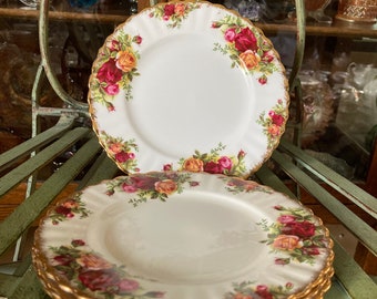 Royal Albert Old Coutry Roses Dessert Plates Set of 4. 7 inches diameter. Produced in England 1962.