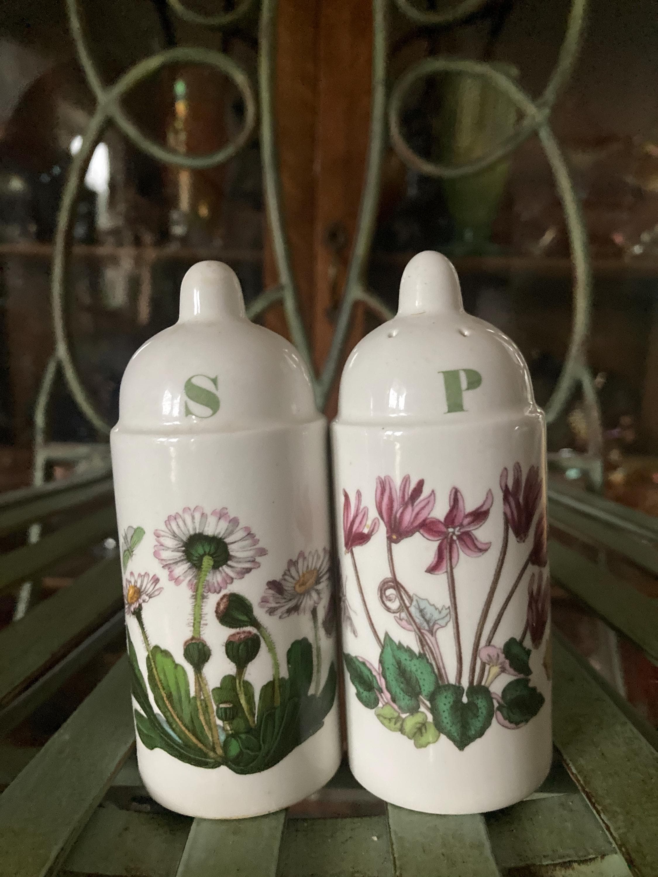 Portmeirion Botanic Garden zout- en peperstrooierset | klassiek gevormde zout- en peperstrooier set | verschillende bloemenmotieven | gemaakt in Engeland van fijn aardewerk | vaatwasmachinebestendig