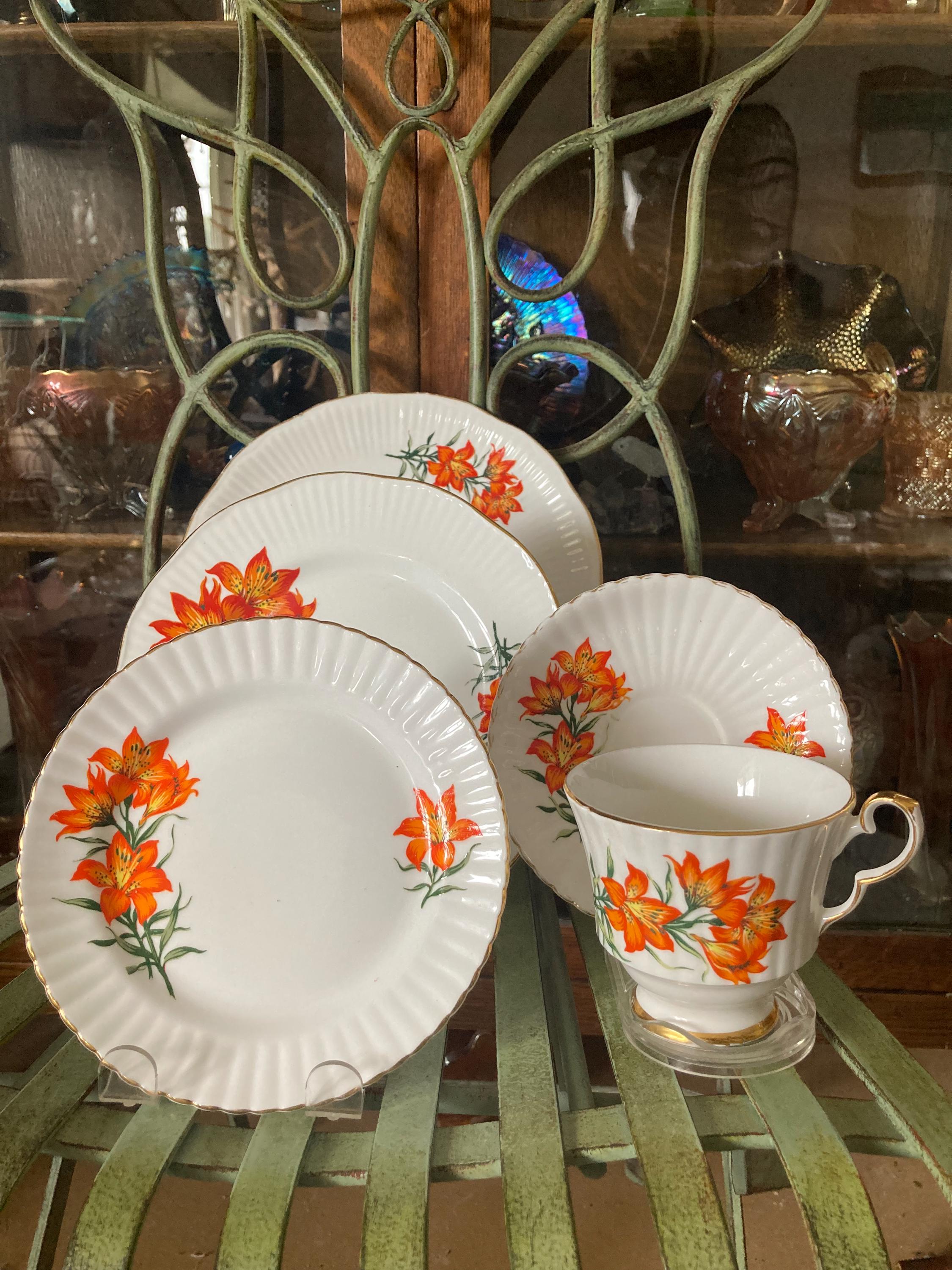 Royal Windsor Prairie Lily 5 Piece Place Setting. 3 Plates, Teacup
