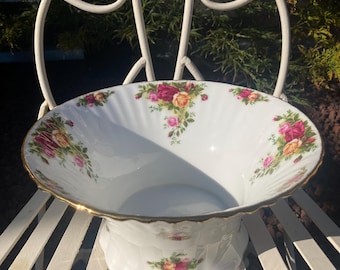 Bol à bord cannelé Royal Albert Old Country Roses. 9,5 pouces de diamètre.
