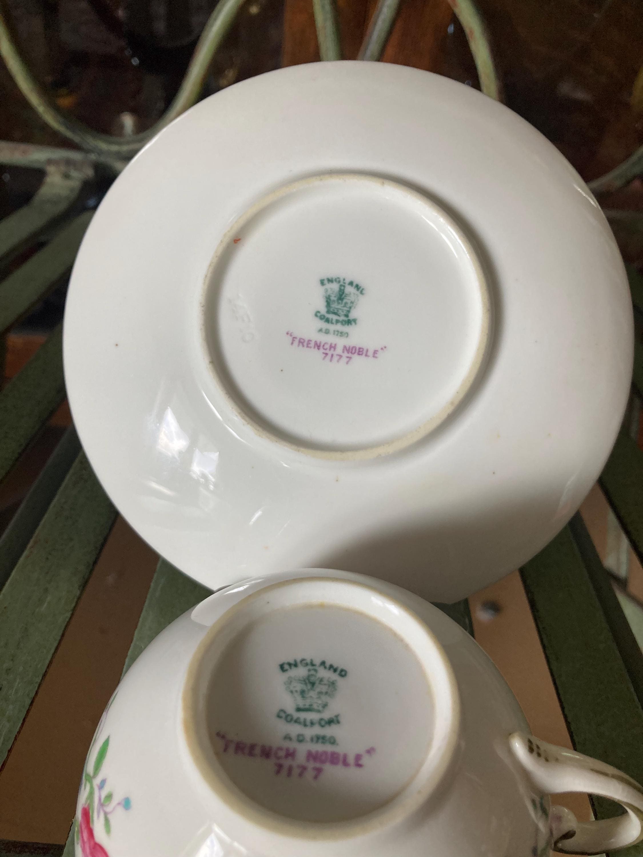 食器  EST. ENGLAND 1759 Coalport French Noble Teacups and Saucers. Set of 3. Produced in