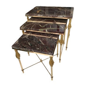 Op de afbeelding: Een set van drie nesttafels met messing frames en groene marmeren bladen.