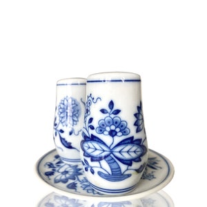 Salt & Pepper Shakers | with Porcelain Plate | 3pcs | Blue Onion Pattern | Hutschenreuther .