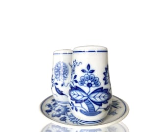 Salero y pimentero | con plato de porcelana | 3 piezas | Diseño de cebolla azul | Hutschenreuther .