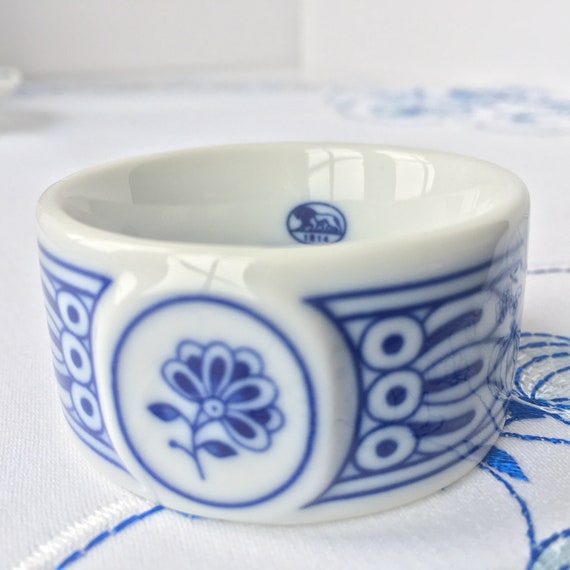 Porcelain napkin shop holder