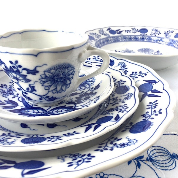 Blaues Zwiebelgeschirr | Porzellanteller mit Tassen und Untertassen | 24 Stück für 6 Personen | Hutschenreuther
