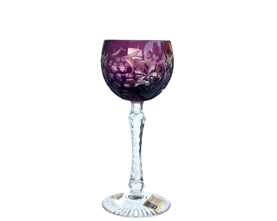 Copa de vino de vidrio prensado con vistoso relieve color amatista.