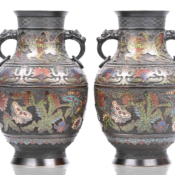 Une paire de vases en bronze | Décor végétal et animaux mythiques | Poignées asiatiques de tête de dragon | 2 pièces signées