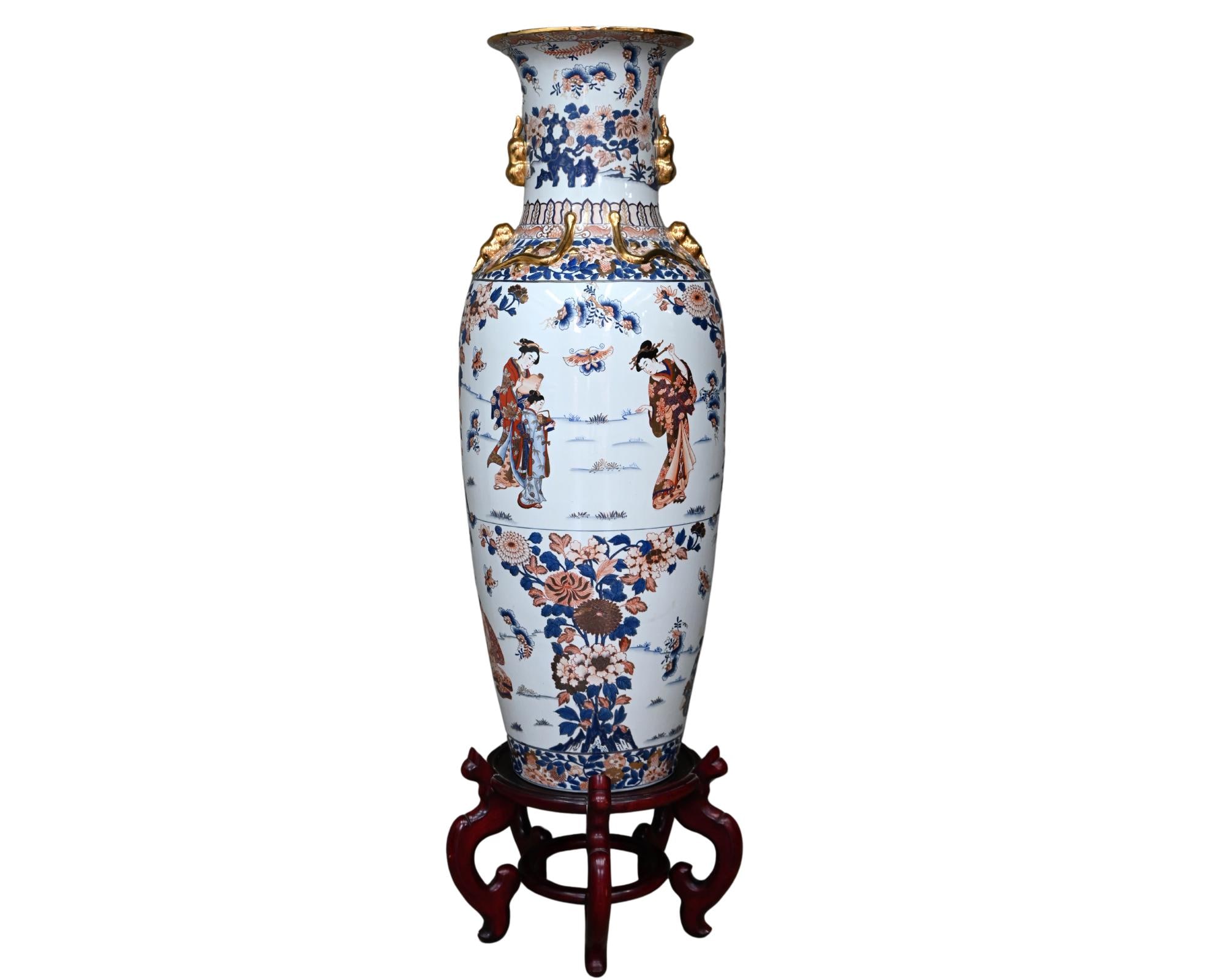 Monumentale chinesische Bodenvase | auf geschnitztem Holzständer