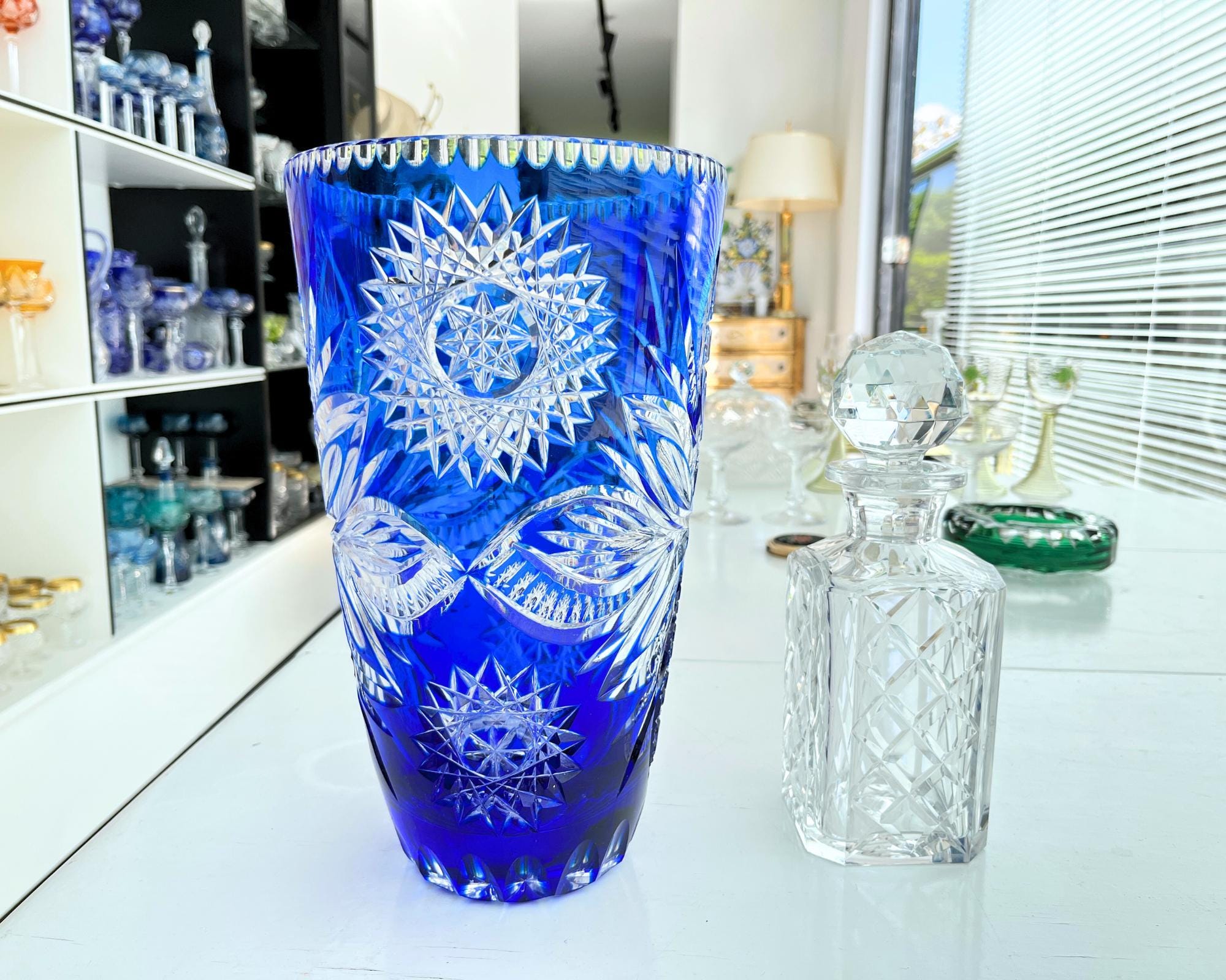 大きなクリスタルブルーの花瓶 | 1個 | ヴィンテージ サンルイと