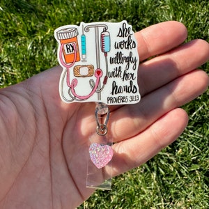 Elle travaille volontiers avec ses mains, verset biblique rétractable, porte-badge, support pour carte d'identité médicale/infirmière, citation biblique/cadeau