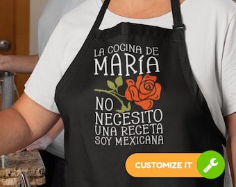 Puede incluir: Delantal negro con texto blanco que dice "La cocina de Maria No necesito una receta soy mexicana" con un gráfico de rosa roja.