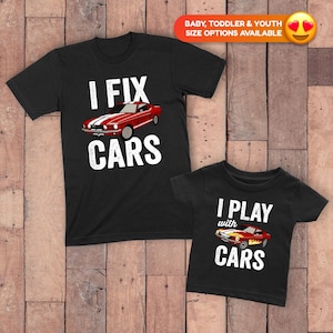 車を修理して車で遊ぶお父さんと息子のためのお揃いのTシャツ お父さんと息子のお揃いシャツ 父と息子のカーシャツ 車のギフト 車好きの方へのプレゼント TSC344 - TSC345