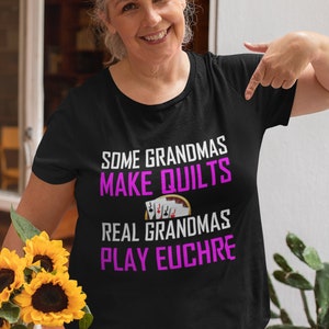 Algumas avós fazem colchas, avós de verdade brincam com camisas de Euchre, presentes de Euchre, camiseta de dia das mães, presente de netos TSC187