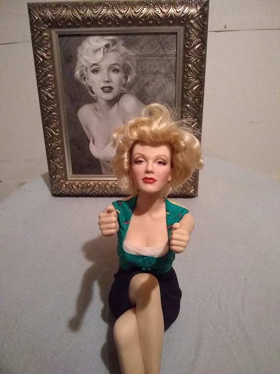 Marilyn monroe porcelain sales doll franklin mint