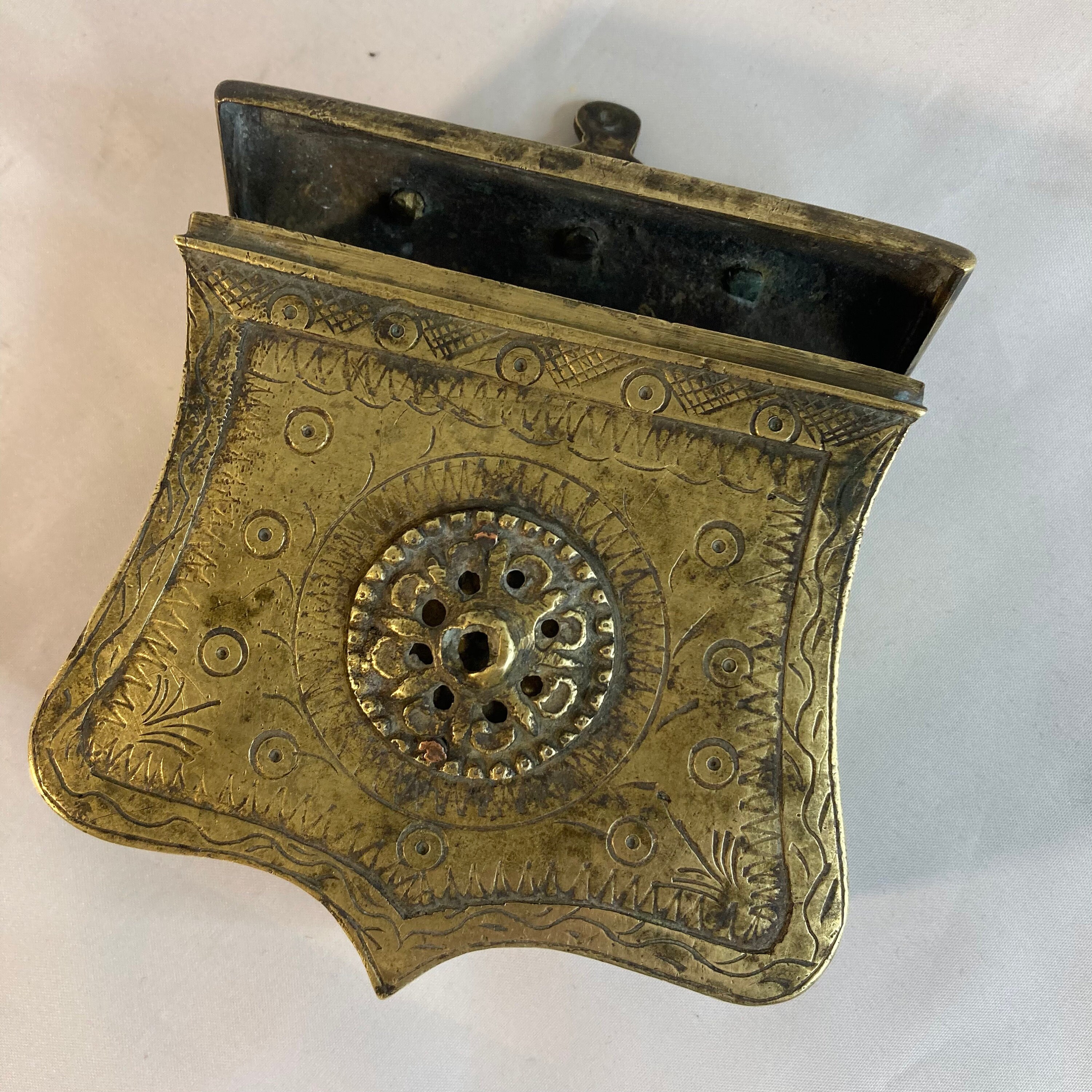 が大特価！ Antique Brass Ottoman Cartouche Form Cartridge Box With Belt アンティーク雑貨
