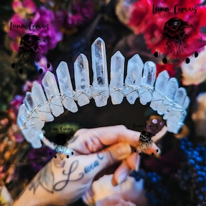 Peut inclure: Une couronne de cristal faite de pointes de quartz clair reliées par du fil. La couronne est faite à la main et a un aspect délicat et éthéré.