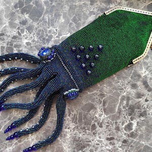 Bolso bandolera de pulpo de crochet con cuentas en verde y azul - Regalo para amantes de los animales - Clutch de calamar hecho con cuentas y cristales - Bandolera llamativa
