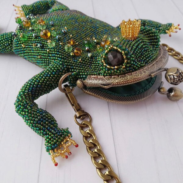 NEW Beaded Crochet Frog Crossbody Purse Bag GREEN - Animal Lover Gift - Frog made with Beads and Crystals Statement Crossbody - Frog Bag