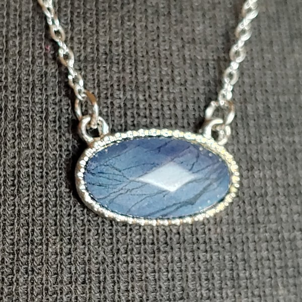 Collier pendentif fixe en pierre bleue naturelle - coupe multi-facettes de forme ovale - monture en argent sans nickel et chaîne avec fermoir mousqueton.