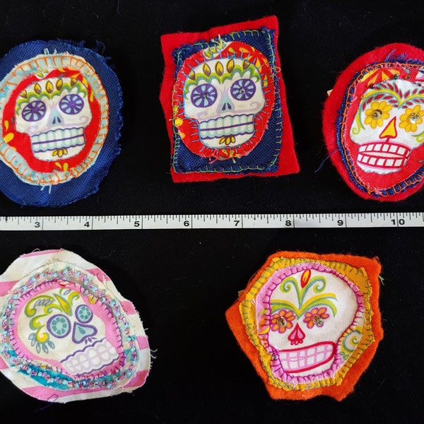 Sugar Skull Patches avec pinbacks - One of a Kind Hand Stitched - tissu en couches collé agrémenté de perles - Sew-On / Iron-On / Pin-On