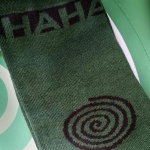 CHAUSSETTES + coffret cadeau + une de nos cartes postales de poésie visuelle sur "le temps".