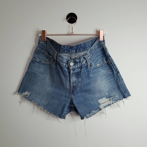 Shorts levi’s denim vintage retravaillés 32"(pouce) Taille 12 millésimes Levi Shorts Jean Shorts Denim Shorts Levi’s Denim Shorts vintage Levi’s Short